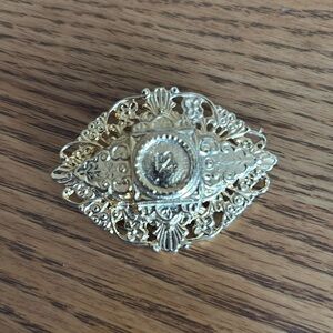 Elegant Gold Filigree Brooch